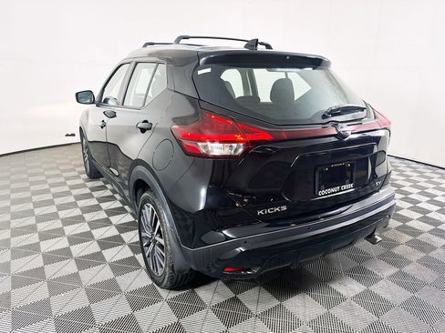 Used 2022 Nissan Kicks SV w/ Interior Electronics Package FWD image 5