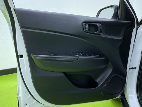 Used 2023 Hyundai Venue Limited image 15