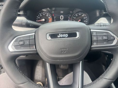 Used 2025 Jeep Compass Limited image 27