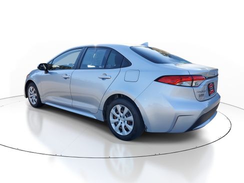 Used 2021 Toyota Corolla LE image 4