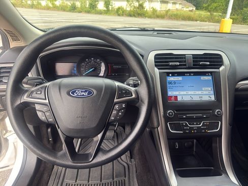 Used 2018 Ford Fusion SE w/ Fusion SE Technology Package FWD image 10