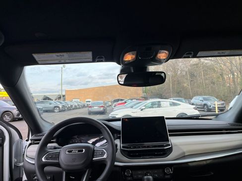 Used 2025 Jeep Compass Limited image 34