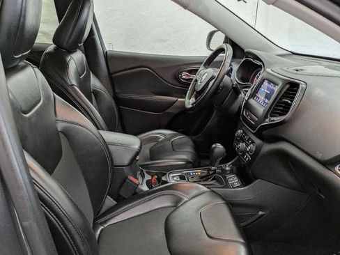 Used 2019 Jeep Cherokee Latitude Plus w/ Cold Weather Group AWD/4WD image 5