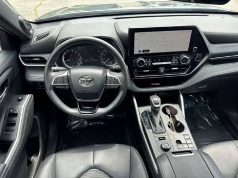 Certified 2024 Toyota Highlander XSE AWD/4WD image 3