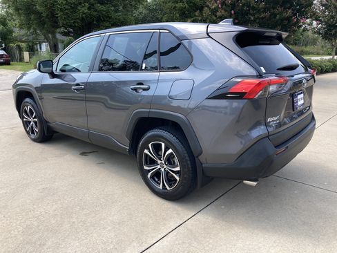 Used 2022 Toyota RAV4 LE FWD image 8