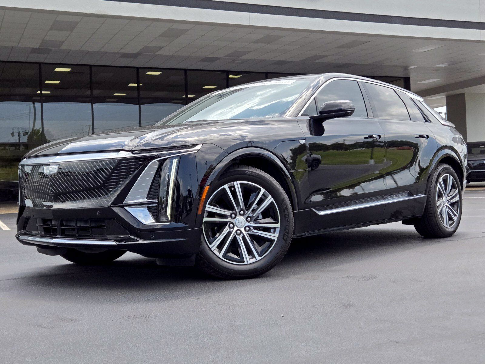 Used 2024 Cadillac Lyriq Luxury AWD/4WD image 1