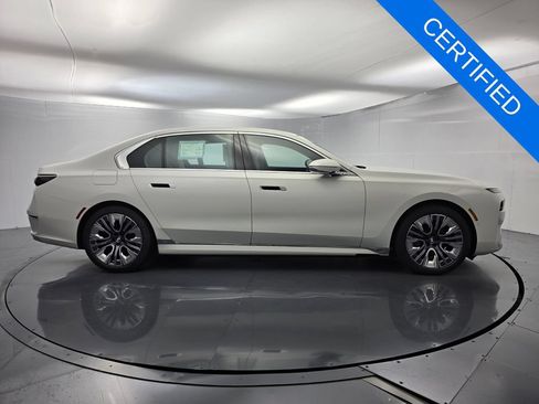 Certified 2023 BMW i7 xDrive60 AWD/4WD image 3
