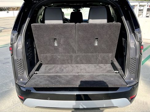 Used 2024 Land Rover Discovery Metropolitan Edition image 22