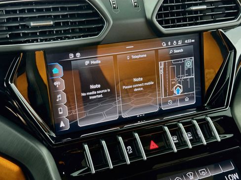 Used 2022 Lamborghini Urus AWD/4WD image 19