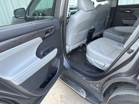 Used 2022 Toyota Highlander Platinum image 12