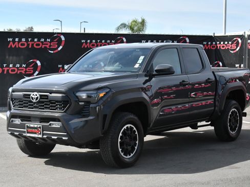 Used 2024 Toyota Tacoma TRD Sport image 3