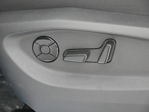 New 2025 Volkswagen Tiguan SE image 5