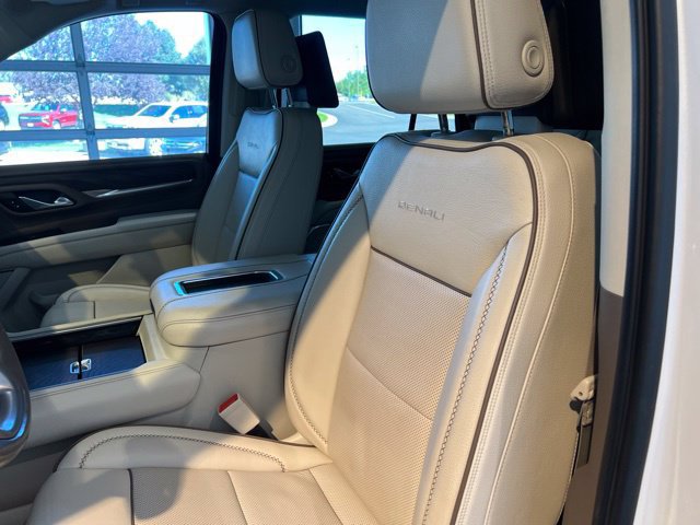 Used 2021 GMC Yukon Denali w/ Denali Premium Package AWD/4WD image 14