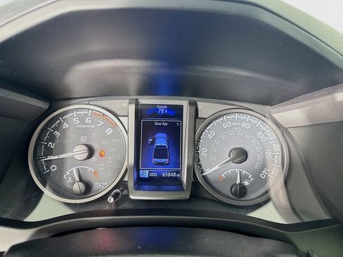 Used 2021 Toyota Tacoma TRD Off-Road w/ Technology Package AWD/4WD image 18