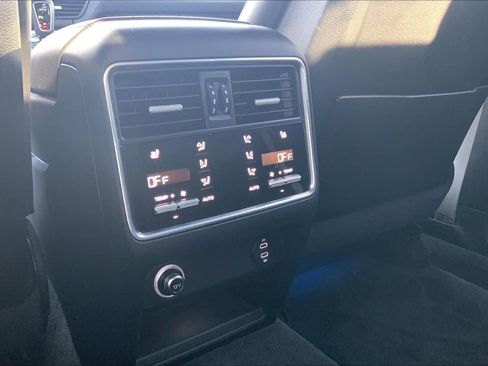 Used 2022 Porsche Cayenne Platinum Edition image 31