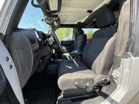 Used 2012 Jeep Wrangler Rubicon w/ PWR Convenience Group image 9