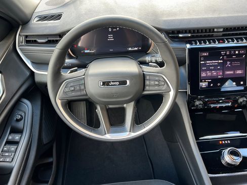 New 2025 Jeep Grand Cherokee Altitude image 14