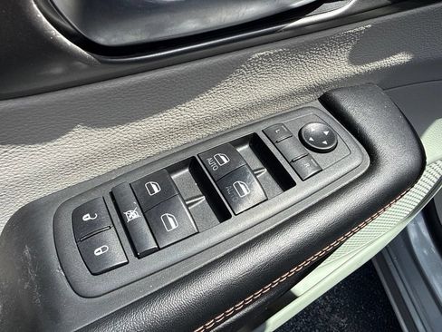 Used 2020 Chrysler Pacifica Touring-L FWD image 16