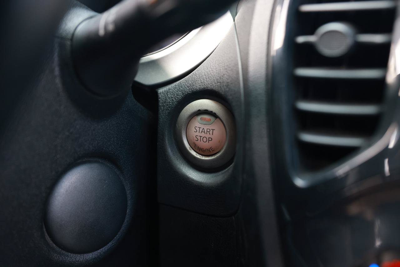 Used 2012 Nissan Juke SL FWD image 30