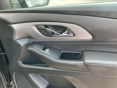 Used 2023 Chevrolet Traverse LT image 18