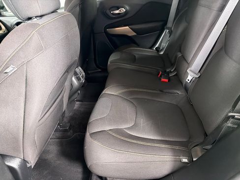 Used 2017 Jeep Cherokee Latitude FWD image 18