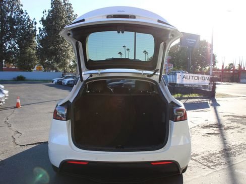 Used 2022 Tesla Model Y Long Range image 33