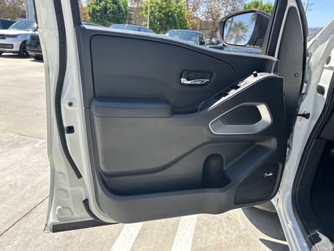Used 2025 Nissan Frontier SV w/ SV Convenience Package RWD image 15