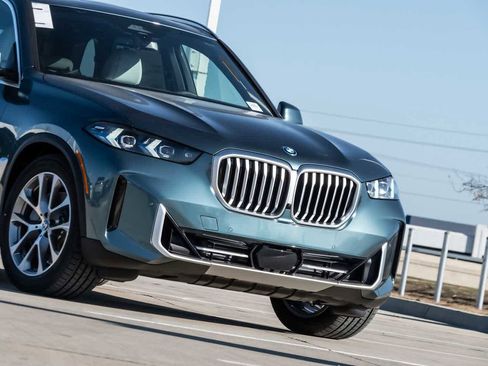 New 2026 BMW X5 xDrive50e w/ Premium Package image 3