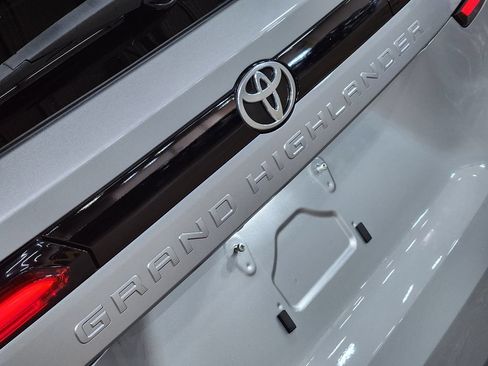 Used 2024 Toyota Grand Highlander AWD image 25