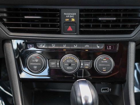 Used 2019 Volkswagen Jetta SE w/ Cold Weather Package FWD image 14