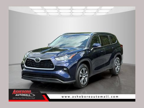 Used 2020 Toyota Highlander XLE FWD image 1