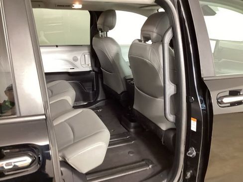 Used 2025 Toyota Sienna XLE FWD image 36