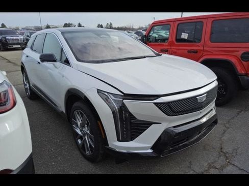 Used 2025 Cadillac Optiq Luxury 2 w/ LPO, Floor Liner Package AWD/4WD image 2