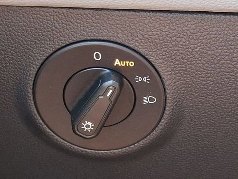 Used 2024 Volkswagen Taos SE image 27