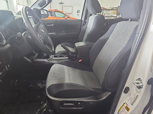 Used 2022 Toyota Tacoma TRD Off-Road image 9