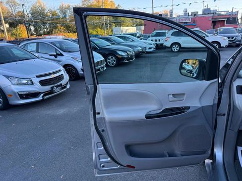 Used 2013 Toyota Sienna LE FWD image 17