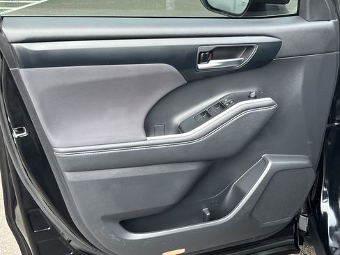 Used 2020 Toyota Highlander XLE image 16