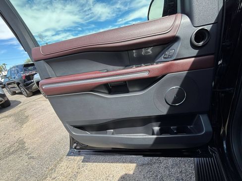 Used 2024 Ford Expedition Limited AWD/4WD image 18
