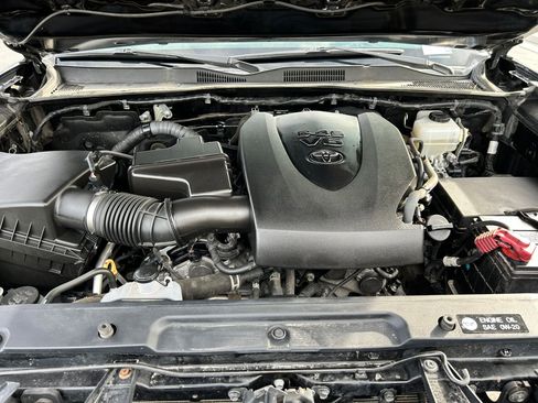 Used 2017 Toyota Tacoma TRD Off-Road w/ Premium & Technology Package image 31