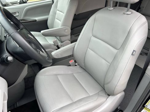 Used 2017 Toyota Sienna XLE FWD image 23