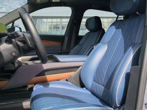 Used 2026 Cadillac Vistiq Premium Luxury image 13