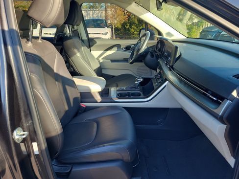 Used 2022 Kia Carnival LX image 7