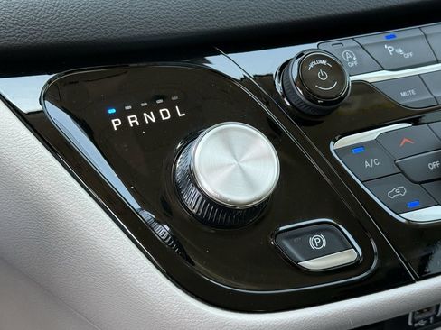 Used 2024 Chrysler Pacifica Touring-L FWD image 19