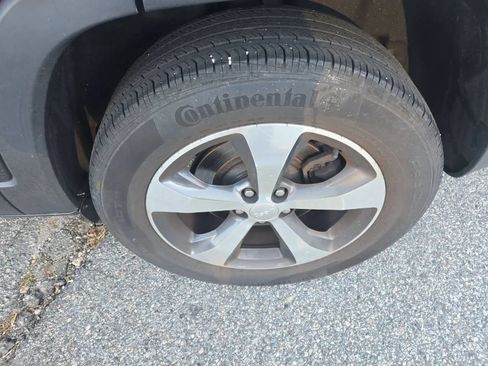 Used 2019 Jeep Cherokee Limited image 16