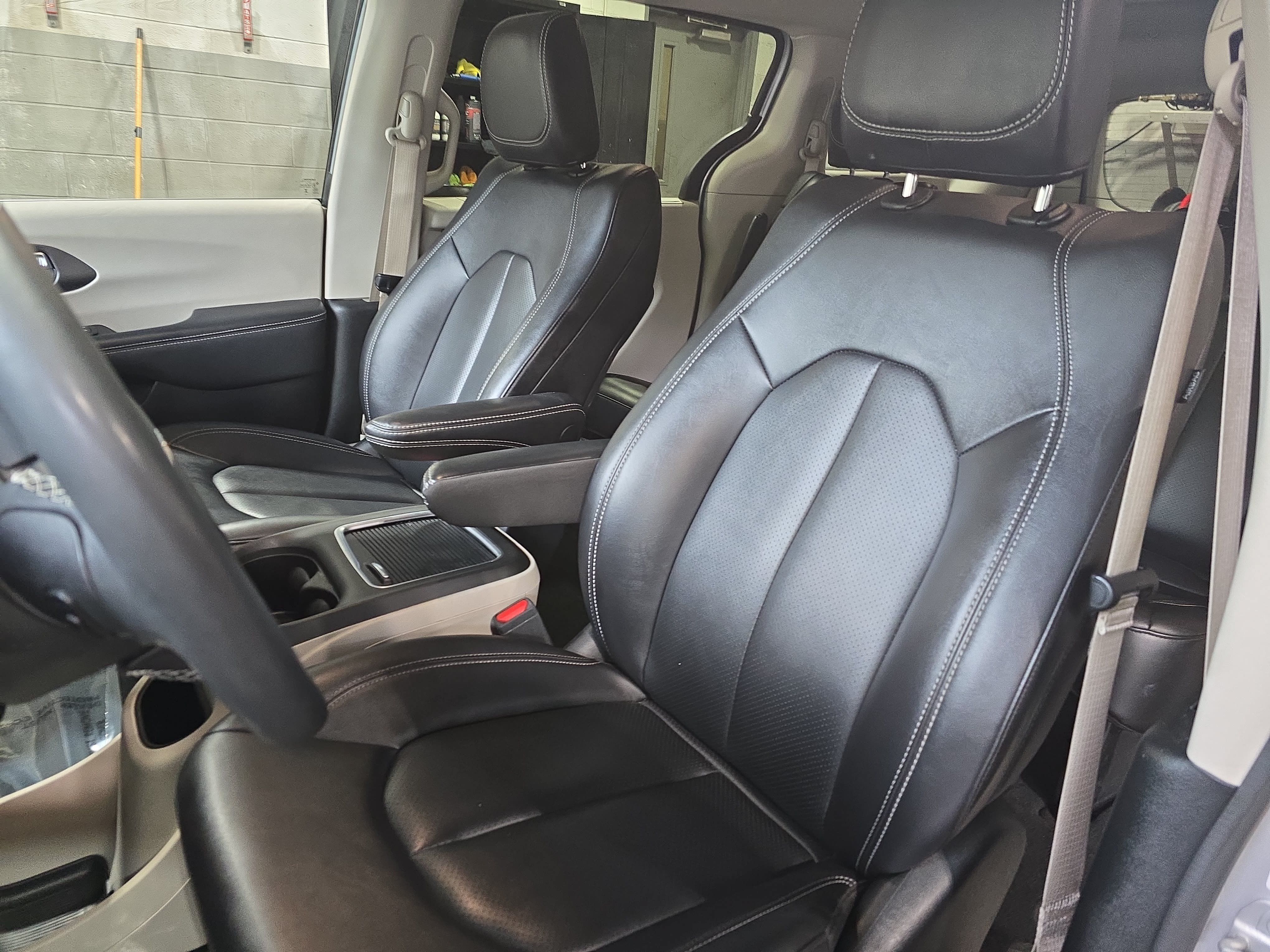 Used 2024 Chrysler Pacifica Touring-L FWD image 16