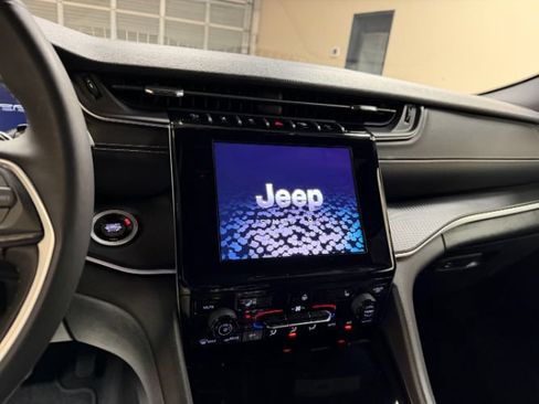 Used 2025 Jeep Grand Cherokee Altitude AWD/4WD image 15