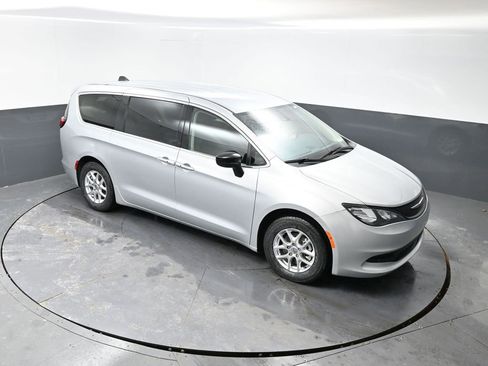 Used 2024 Chrysler Voyager LX image 41