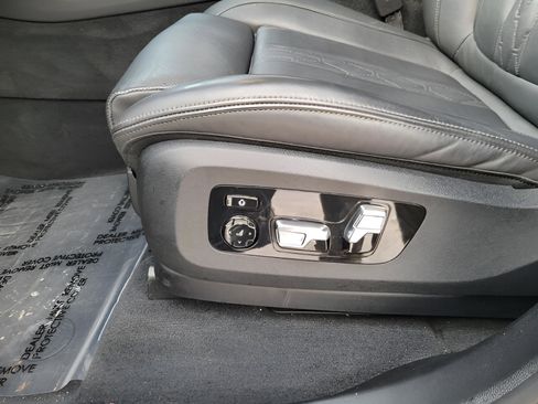 Used 2022 BMW X7 M50i w/ Luxury Seating Package image 13