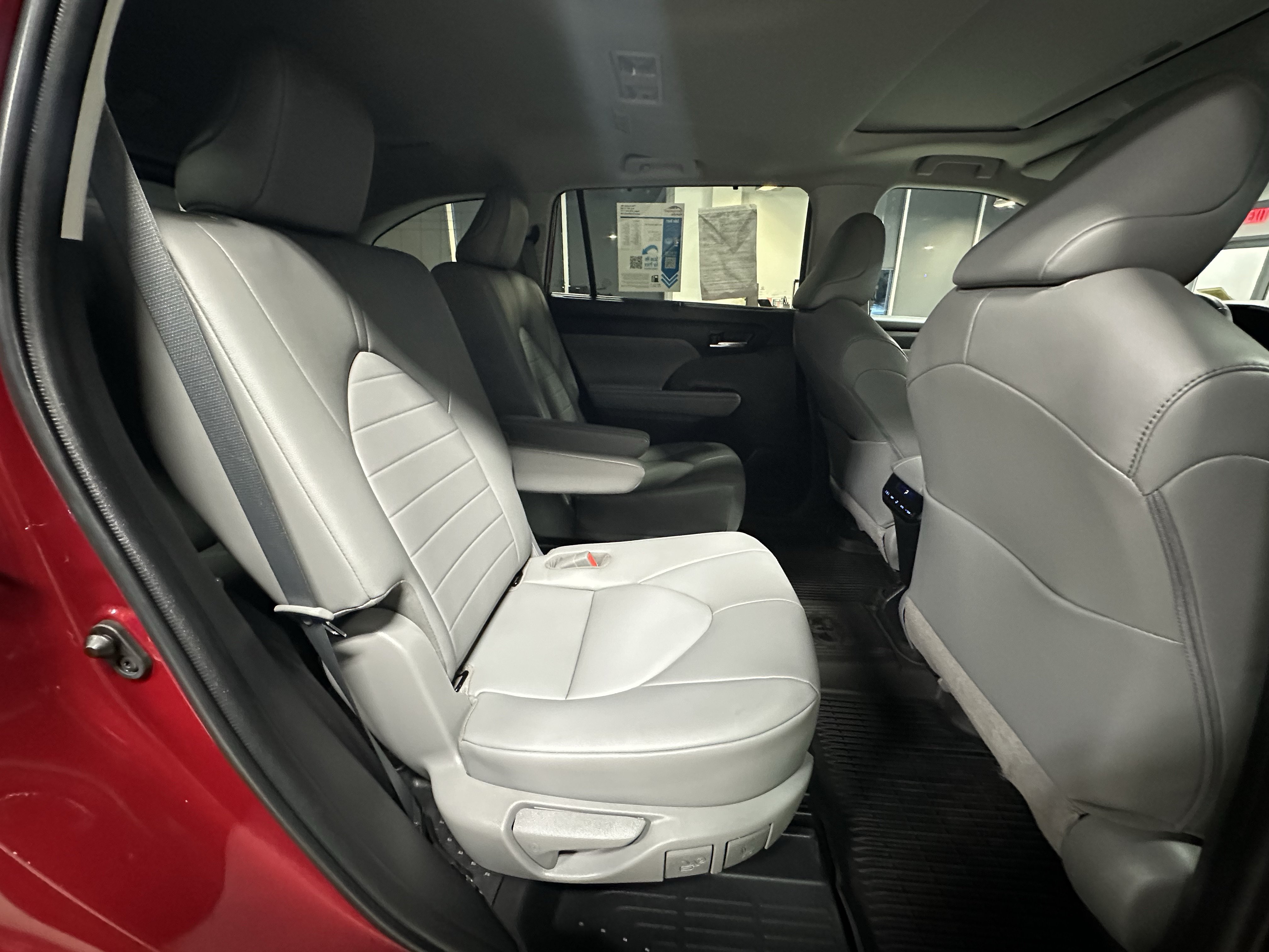 Used 2022 Toyota Highlander XLE AWD/4WD image 13