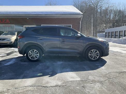 Used 2018 Hyundai Tucson SE image 4
